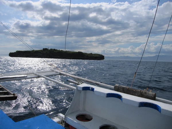 Vi börjar närma oss Pescador island där de fem dykarna skall göra sitt dyk.