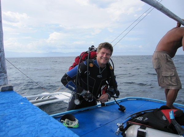 Lars färdig att hoppa i plurret vid Pescador island.