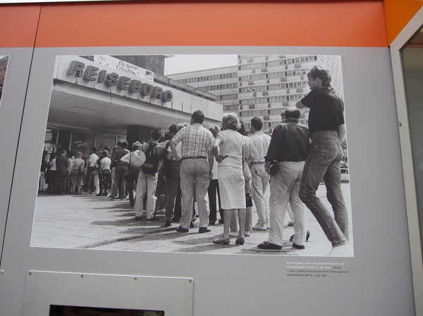 Utställning om återföreningen mellan öst och väst, Alexanderplatz.