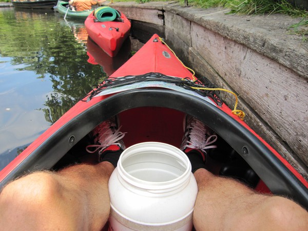 Dags att ge sig av igen. Vid fötterna i kajaken har jag en plastburk där vi har alla våra värdesaker. Lübbenau, Spreewald.