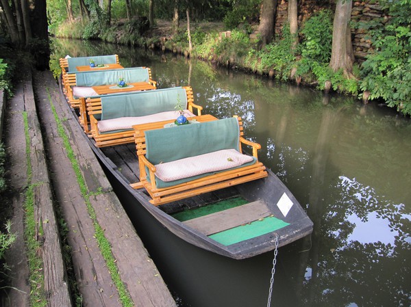 Turist båt, vid andra campingplatsen, Spreewald.