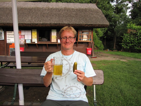 Stefan testar den berömda gurkan tillsammans med en öl, vid andra campingplatsen, Spreewald.