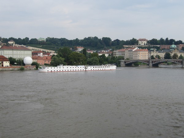 Foto från Charles Bridge med lite av Malá Strana i bakgrunden.