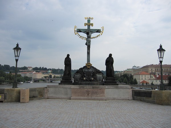 En av 30 barockstatyer, Charles Bridge.