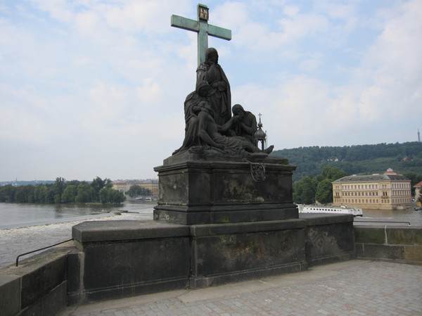 En av 30 barockstatyer, Charles Bridge.