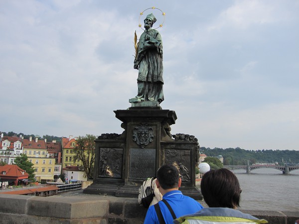 En av 30 barockstatyer, Charles Bridge.