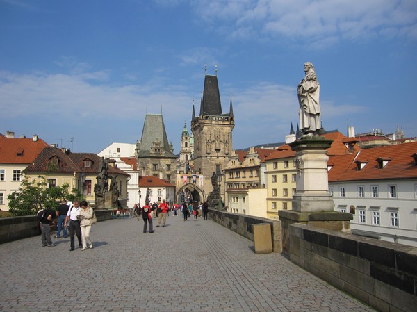 Malá Strana sidan av Charles Bridge.