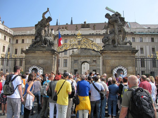 Västra slottsentrén, Prague Castle. Bakom entrén skymtar Matthias Gate som leder till second courtyard.