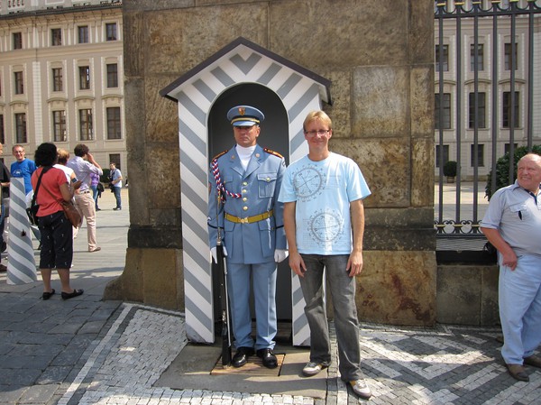 Stefan bredvid högvakten, västra slottsentrén, Prague Castle. Bilden har lite bragdvarning efter att jag fick tränga mig fram genom folkmassan och sedan ge en okänd person min kamera för att ta bilden. Observera mannen till höger som var väldigt road av mitt tilltag.