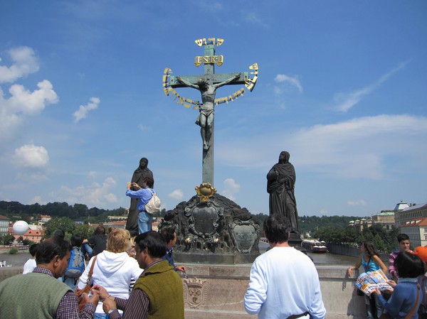 En av 30 barockstatyer, Charles Bridge.