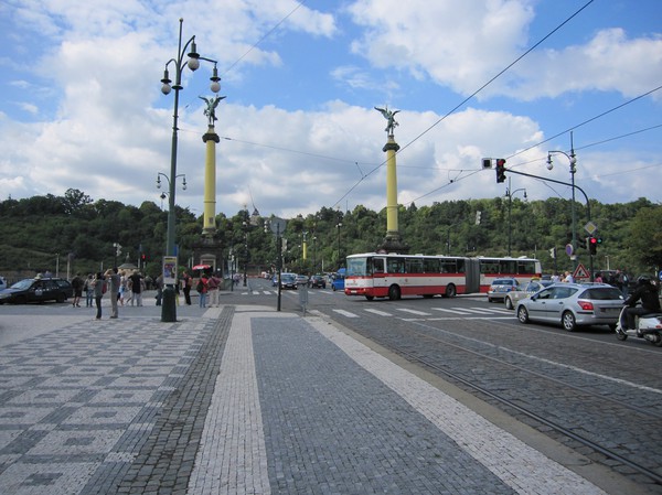 På väg över bron från stadsdelen Josefov mot Letna Gardens, som ligger uppe på höjden med fin utsikt över centrala Prag.