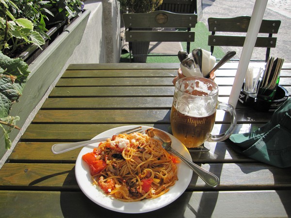 Middag nedanför Letna Gardens vid floden Vltava. Naturligtvis blev det en Pilsner Urquell även denna gång.