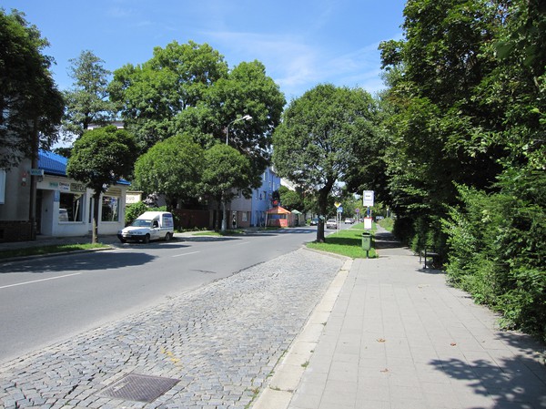 Busshållplats i närheten av mitt boende en bit utanför centrala Olomouc. Skulle lika gärna kunna vara en gata i en svensk småstad.