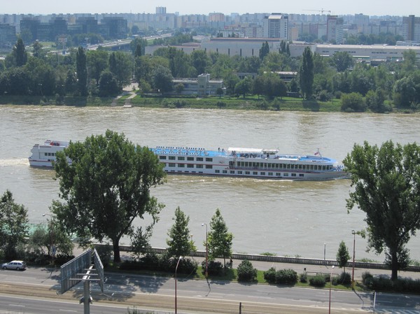 Donau med Petrzalka (kommunist-förorten) i bakgrunden sett från Bratislava castle, Bratislava.