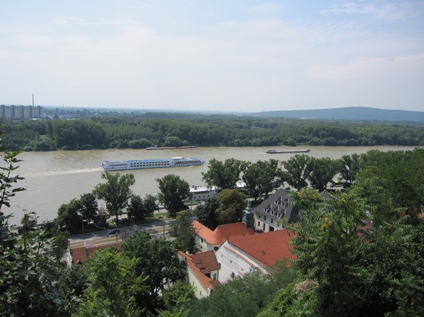 Donau med grönskande natur i bakgrunden sett från Bratislava castle, Bratislava.