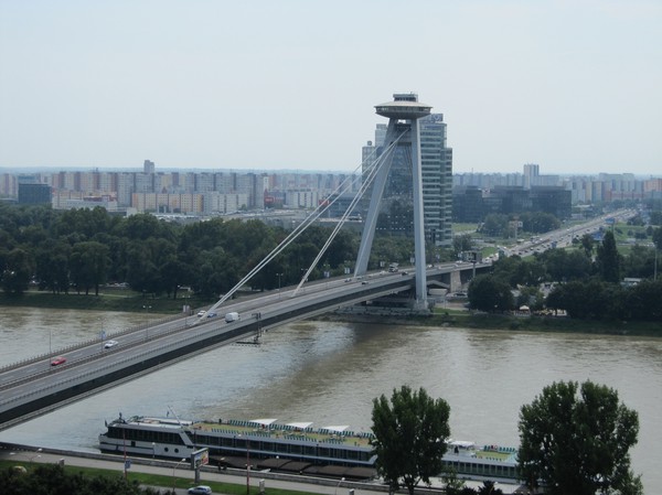 New bridge (även kallad UFO bron) byggd 1972 sedd från Bratislava castle, Bratislava.