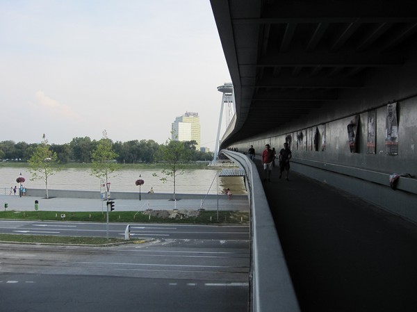 Promenad över (eller inuti) UFO-bron, Bratislava.