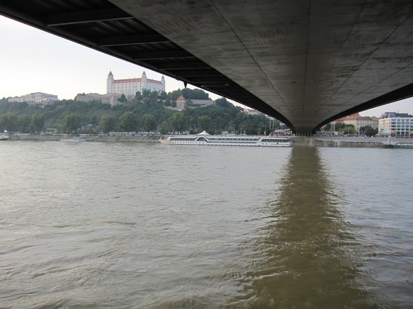 Under UFO-bron med Bratislava castle i bakgrunden, Bratislava.