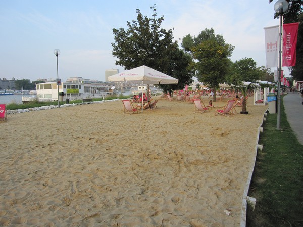 Konstgjorda beachen längs Donau, Petrzalka, Bratislava.