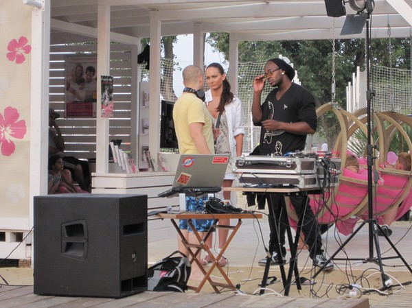 DJ på partyt vid konstgjorda beachen längs Donau, Petrzalka, Bratislava.