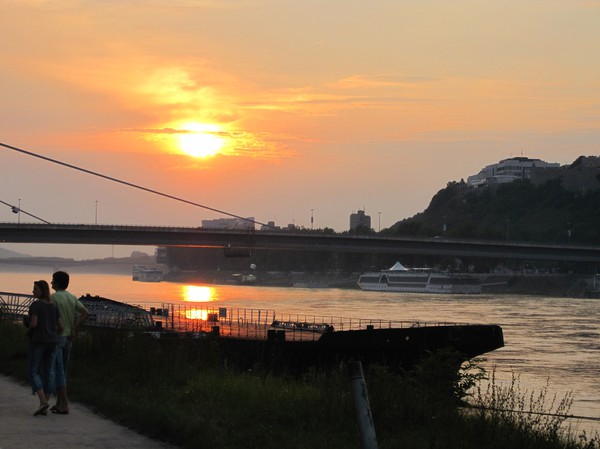 Solnedgång på partyt vid konstgjorda beachen längs Donau, Petrzalka, Bratislava.