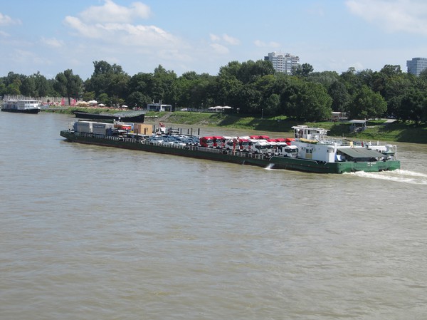 Fraktfartyg sett från UFO bron på väg över till Petrzalka, Bratislava.