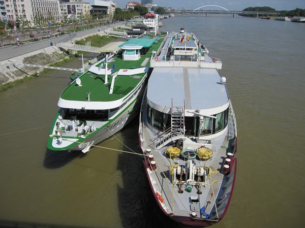 Passagerarbåtar sett från UFO bron på väg över till Petrzalka, Bratislava.