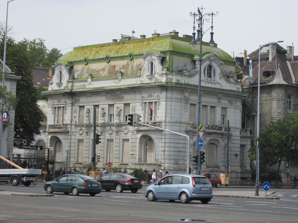 Okänd byggnad vid Hősök tere. Udda arkitektur.