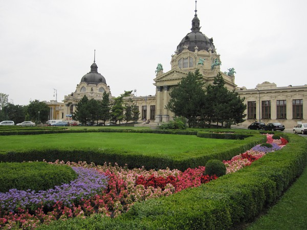 Széchenyi Bath, Budapest city park. Budapests största termalbad. Baden är en viktig del av livet i denna stad!