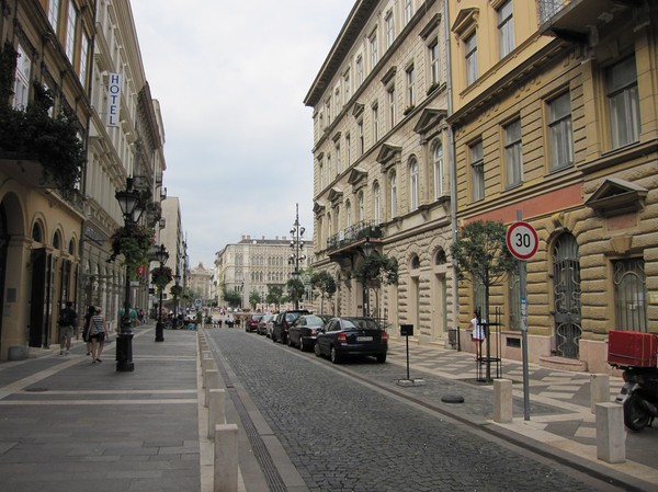 Längs Hercegprimas utca i riktning mot Szent István tér, Pest, Budapest.