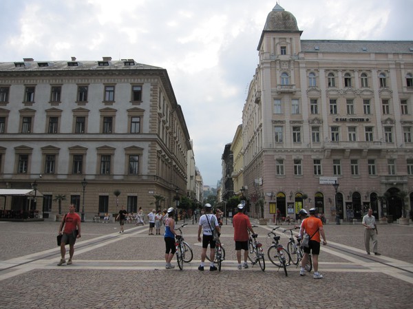 Szent István tér i riktning mot Donau, Pest, Budapest. Lite av stadsdelen Buda kan skymtas i bakgrunden.