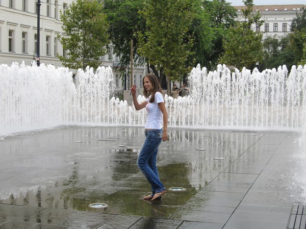 Dans i fontänen på Szabadsag ter, Pest, Budapest.