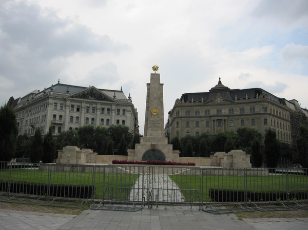 Szabadsag ter (frihetstorget) med det enda Sovjetiska monument som finns kvar i centrala Budapest. Det restes som minne till de som dog i kampen för kommunismen. Mycket kontroversiellt monument. Det fanns två vakter vid monumentet när jag var där.