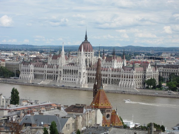 Parlamentet från Budapest castle district.