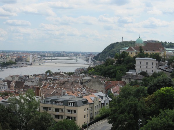 Gellert Hill från Budapest castle district.