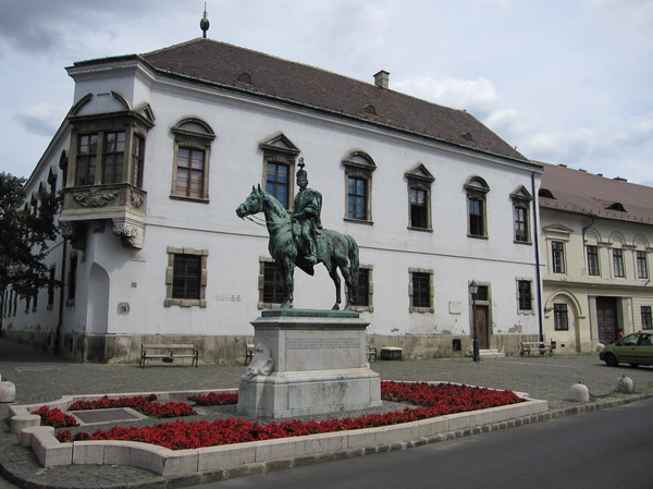 Okänd staty, Budapest castle district.