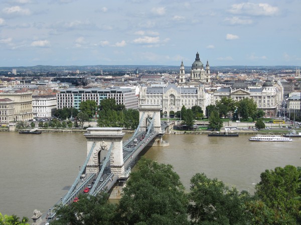 Széchenyi chain bridge från Budapest castle district. Staden första bro över floden Donau. Öppnades 1849.
