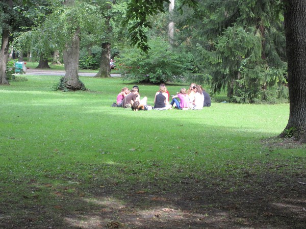 Ungerska skolungdomar på picknick, Margaret island, Budapest.