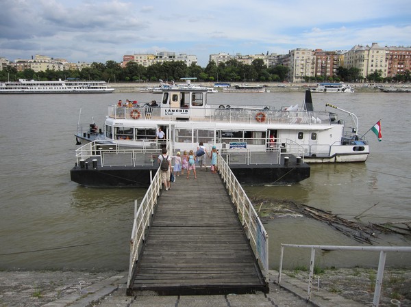 Båttransport mellan Pest och Margaret island, Budapest.