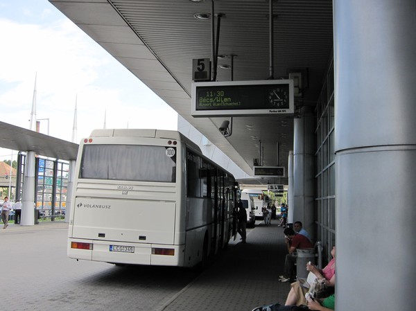 Nepliget bus station, Budapest. På väg till Wien. Min buss flaggas på skylten.