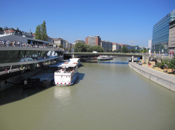 Donau kanalen från Schwedenbrücke, Wien.