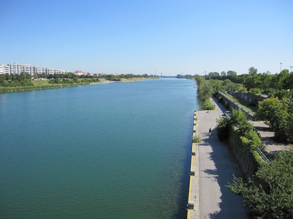 Neue Donau. Landremsan till höger i bild är Donauinsel, Wien.