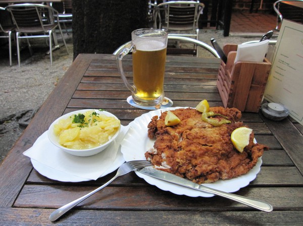 Den största måltid jag ätit i hela mitt liv. Restaurang Zu den Zwei Liesln. Gigantisk schnitzel som rankas till stadens allra bästa, Wien.