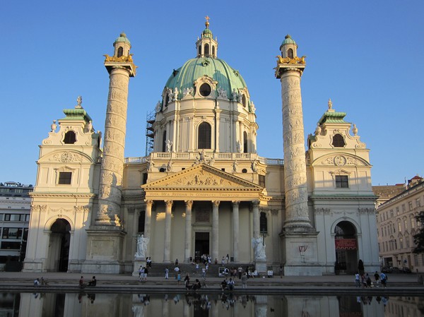 Den finaste barockkyrkan av dem alla, Karlskirche, byggd mellan 1716 och 1739, Wien.