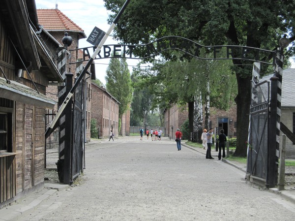 Den ökända skylten, Arbeit  Macht Frei (arbete ger frihet), vid entrén till Auschwitz I. Detta budskap fanns på flera av nazisternas koncentrationsläger. Det var för övrigt denna skylt som blev stulen natten till fredagen den 18 december 2009.