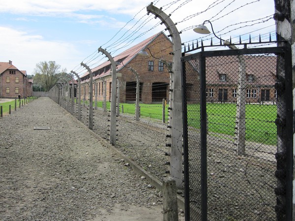 Separation mellan män och kvinnor med hjälp av elstängsel inne på Auschwitz I.