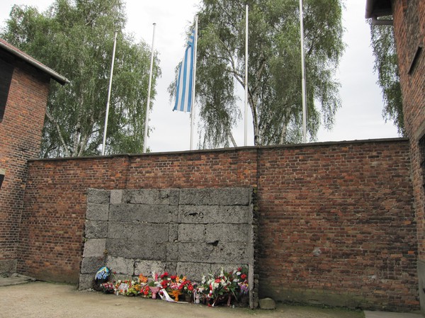 Execution Wall som finns mellan block 10 och block 11. Här sköts tusentals människor. Väggen avskaffades 1944 då det mesta av avrättningarna skedde via gasning på Birkenau.