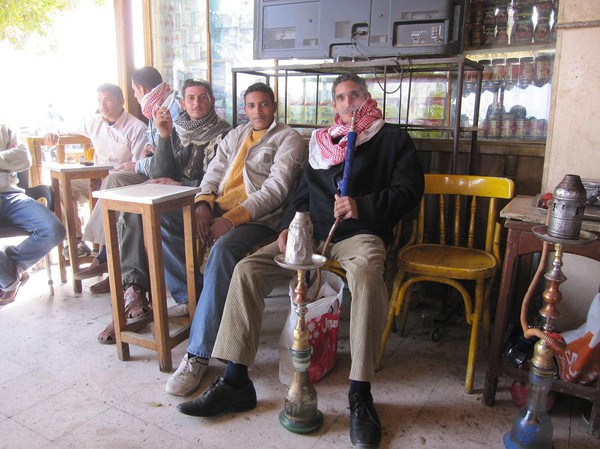 Mingel med lokalbefolkningen på restaurangen i Nuweiba, Egypten.