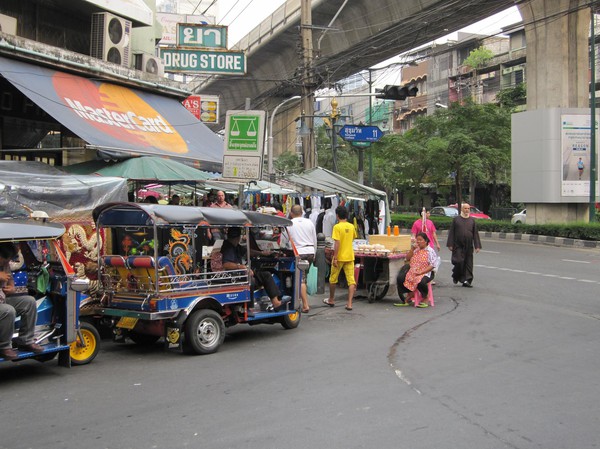 Entrén till Sukhumvit soi 11, Bangkok.