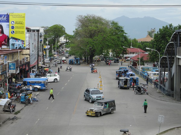 Mount Arayat sedd från skywalken som går in till SM Clark, Angeles city, Pampanga.